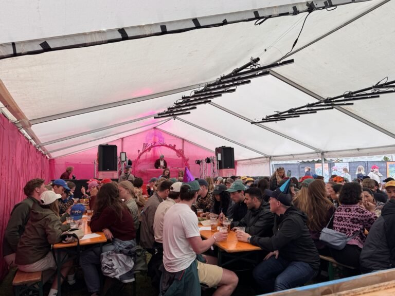 Quiz-tid i festivalteltet – Bergtattfestivalen | Arena Akustikk