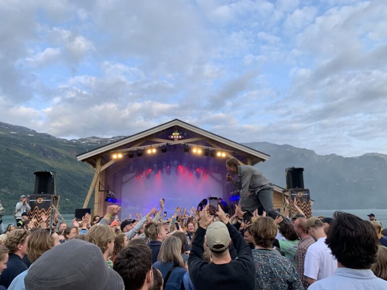 Hovedscenen – lyd og lys – Bergtattfestivalen | Arena Akustikk