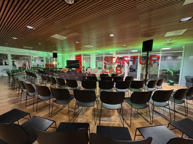 Frokostseminar med trådløse mikrofoner – Seminarer og konferanser | Arena Akustikk