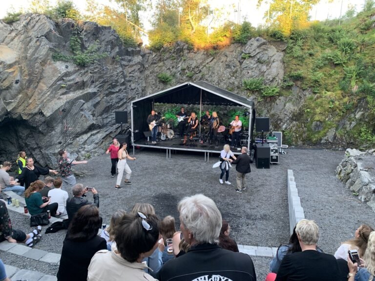 Liten festivalscene utendørs – Liten festivalscene utendørs | Arena Akustikk
