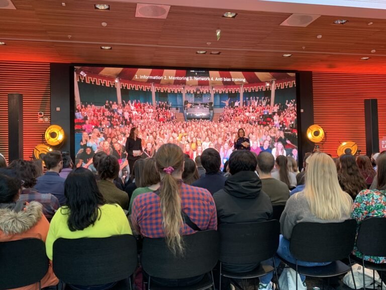 Seminar med bøylemikrofoner – Seminarer og konferanser | Arena Akustikk
