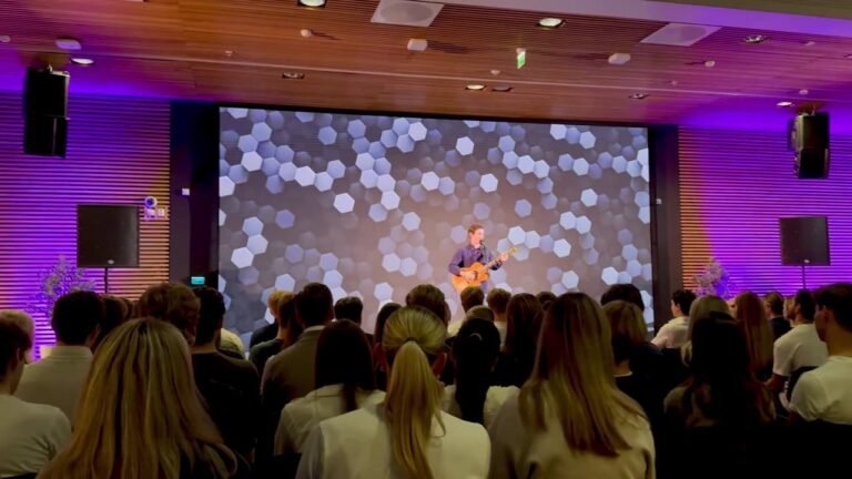 Studentseminar DNB – standup-innslag – Seminarer og konferanser | Arena Akustikk
